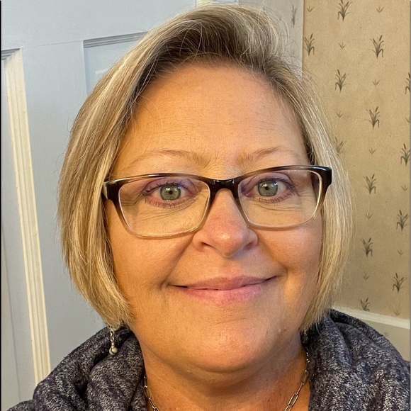 Meet your Posher, Jennifer - Picture 1 of 2